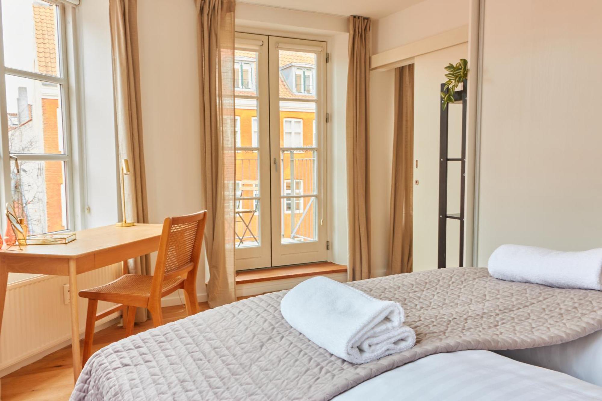 Stunning 2 Bedroom On Nyhavn With Private Balcony Leilighet København